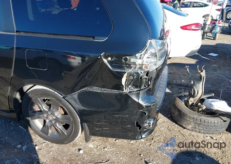 2015 Toyota Sienna Se 8 Passenger z USA, uszkodzony, nr VIN 5TDXK3DC3FS624279